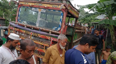 রংপুরে ট্রাকের ধাক্কায় নছিমন খাদে, গরু ব্যবসায়ী নিহত 