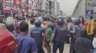 গাজীপুরে বেতন-ভাতার দাবিতে শ্রমিকদের বিক্ষোভ