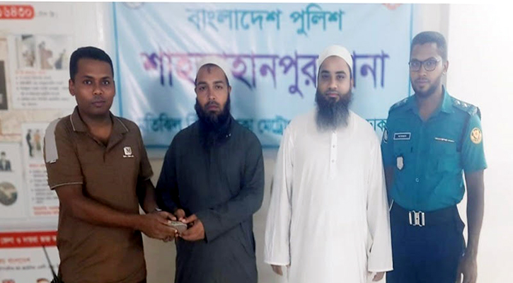 হারানো ৫০ হাজার টাকা মালিককে ফিরিয়ে দিলেন শাহজাহানপুর থানার এসআই