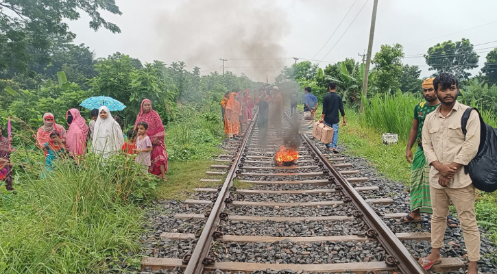 ফরিদপুরে রেলপথ-মহাসড়ক অবরোধ, যান চলাচল বন্ধ