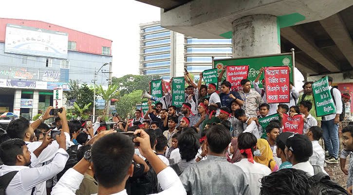 ‘লাল অঙ্গীকার’ কর্মসূচি নিয়ে সড়কে পলিটেকনিক শিক্ষার্থীরা