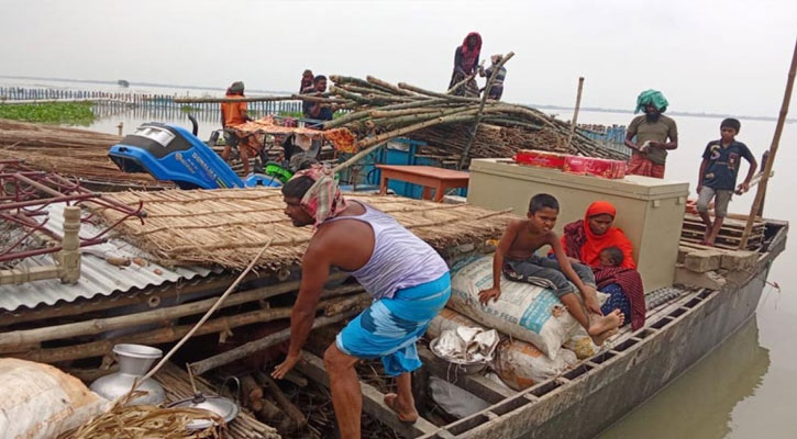 পদ্মার ভাঙনে চর আষাড়িয়াদহ ছাড়ল ১৫০ পরিবার