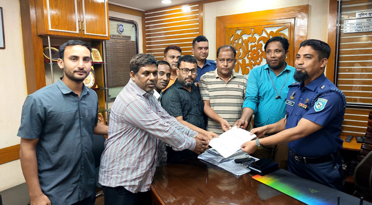 সাংবাদিকদের নামে মামলা প্রত্যাহার দাবিতে স্মারকলিপি