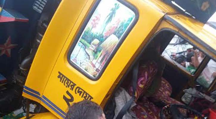 ফতুল্লায় ওভারপাস থেকে ট্রাক উল্টে পড়ে পথচারী আহত