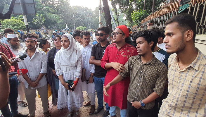 শিক্ষা উপদেষ্টার সঙ্গে আলোচনা করতে সচিবালয়ে শিক্ষার্থীরা