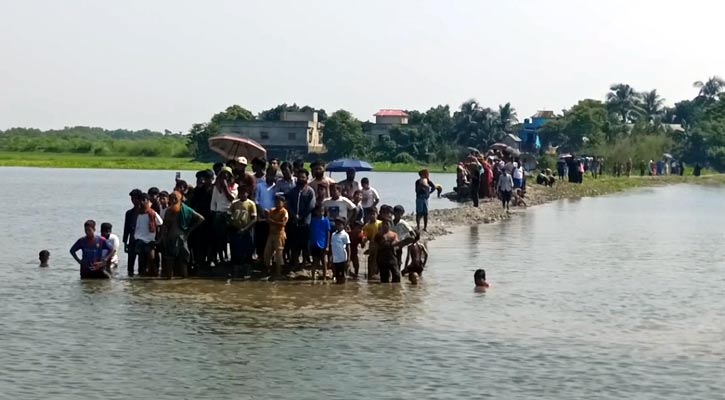 বিলে নেমে ভেসে গেলেন বাবা, ছেলে উদ্ধার