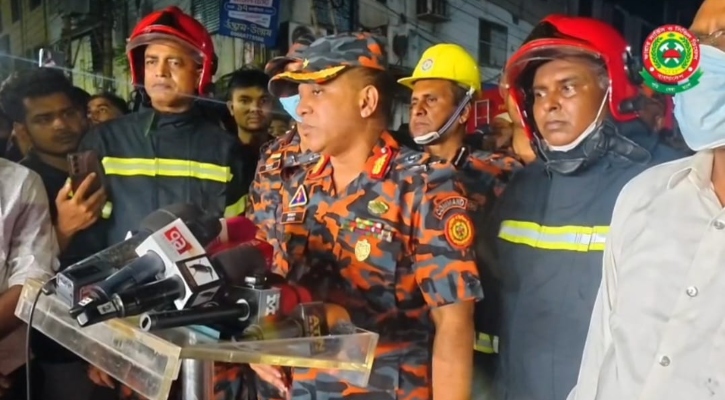 আগুন নিয়ন্ত্রণে এলেও আবার জ্বলে উঠতে পারে, সতর্ক আছি: ফায়ার সার্ভিসের ডিজি