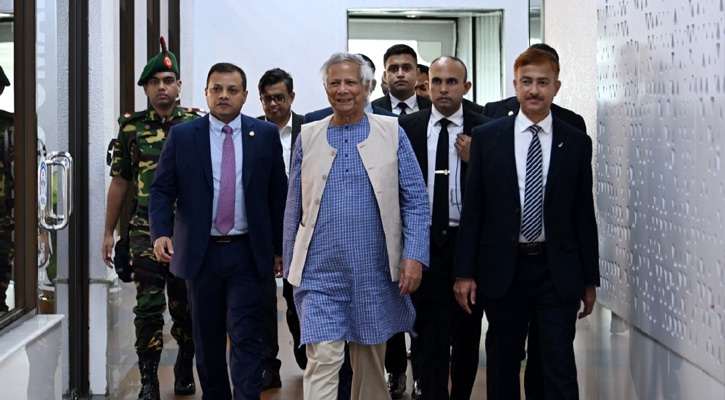 রোম সফর শেষে দেশে ফিরলেন প্রধান উপদেষ্টা