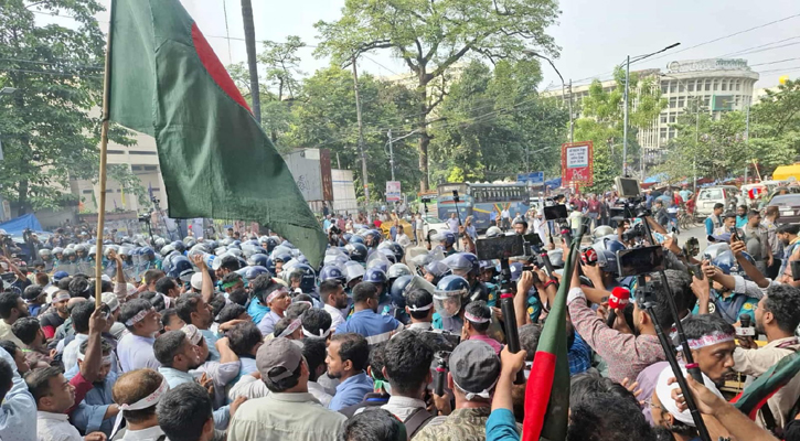 ব্যারিকেড ভেঙে শাহবাগ অবরোধ করেছেন এমপিওভুক্ত শিক্ষকরা