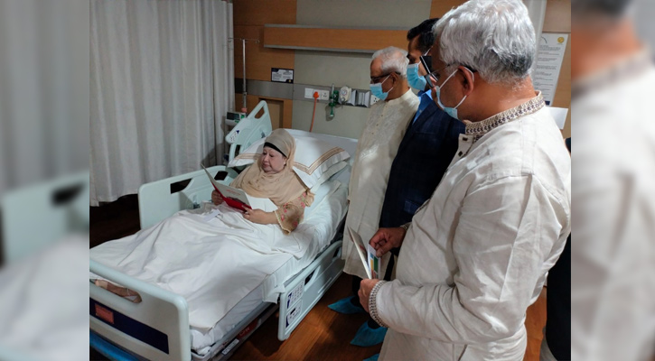 হাসপাতালে খালেদা জিয়ার হাতে আমন্ত্রণপত্র দিলেন ঐকমত্য কমিশনের সদস্যরা