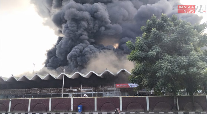 বিমানবন্দরের কার্গো ভিলেজে আগুন, নেভাতে ফায়ার সার্ভিসের ৩৬ ইউনিট, কাজ করছে ২৫টি