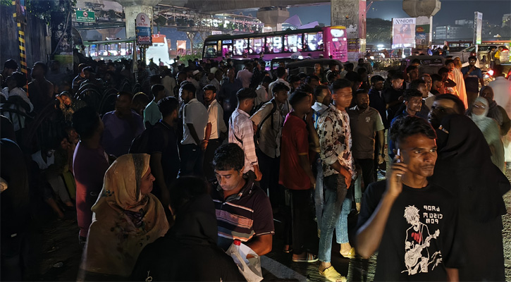 ভেতরে যাত্রীদের অপেক্ষা, বাইরে স্বজনদের