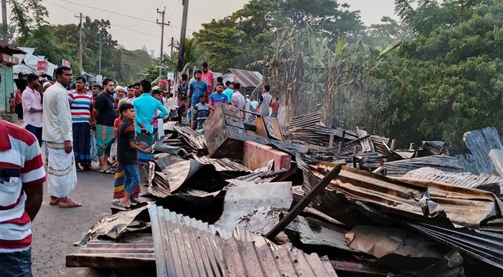 রামগতিতে আগুনে পুড়ল ১০ দোকান