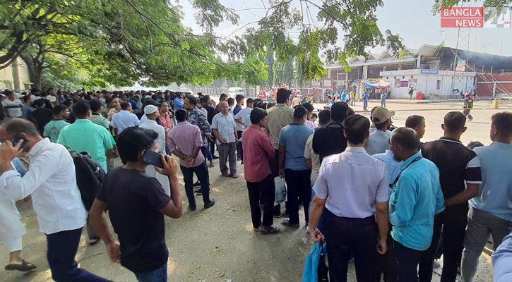 বিমানবন্দরের কার্গো ভিলেজে অগ্নিকাণ্ডের দ্বিতীয় দিনে উৎসুক জনতার ভিড়