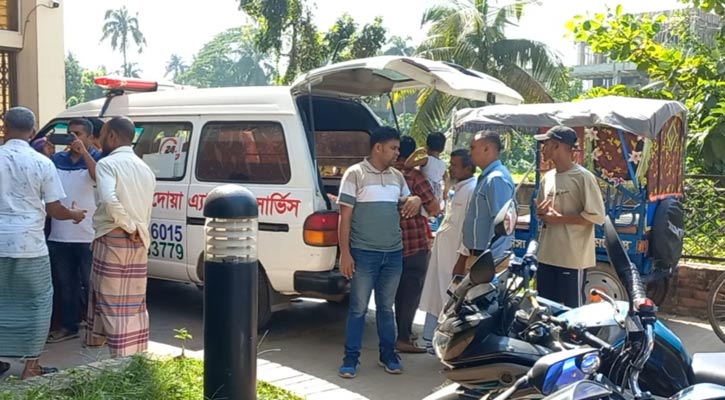 মাদারীপুরে মা‌হিন্দ্রাকে বাসের ধাক্কা, নিহত ১