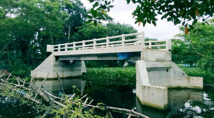 কোটি টাকার ব্রিজের নির্মাণ কাজ দুই বছরেও শেষ হয়নি